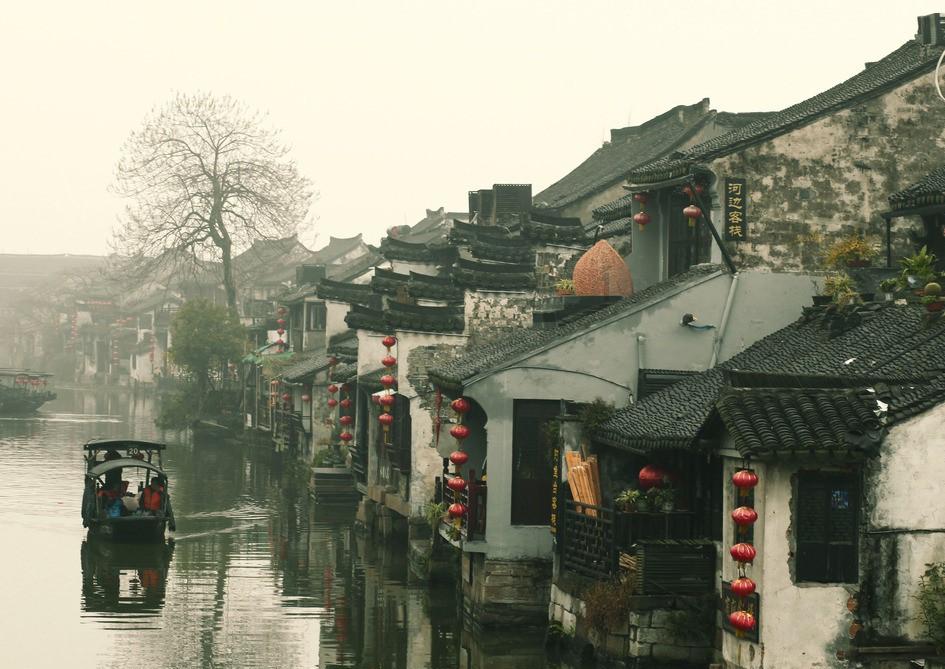 南京地铁贴上春联迎春节。网友：年味儿扑面而来